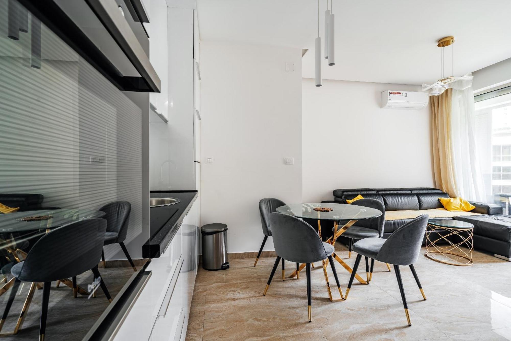 Aura Tower Aparments By In Property Rafailovici Exterior photo