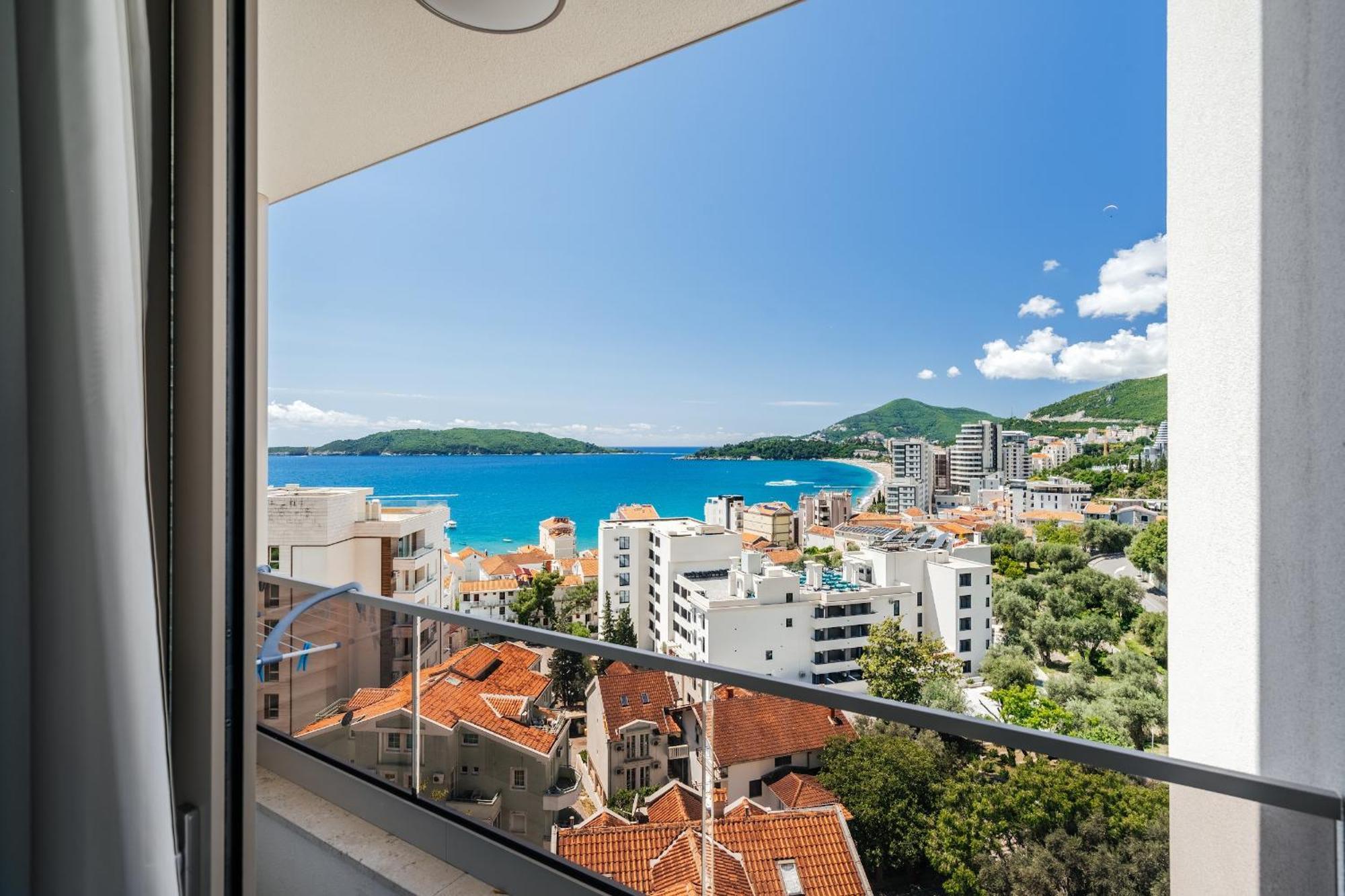 Aura Tower Aparments By In Property Rafailovici Exterior photo