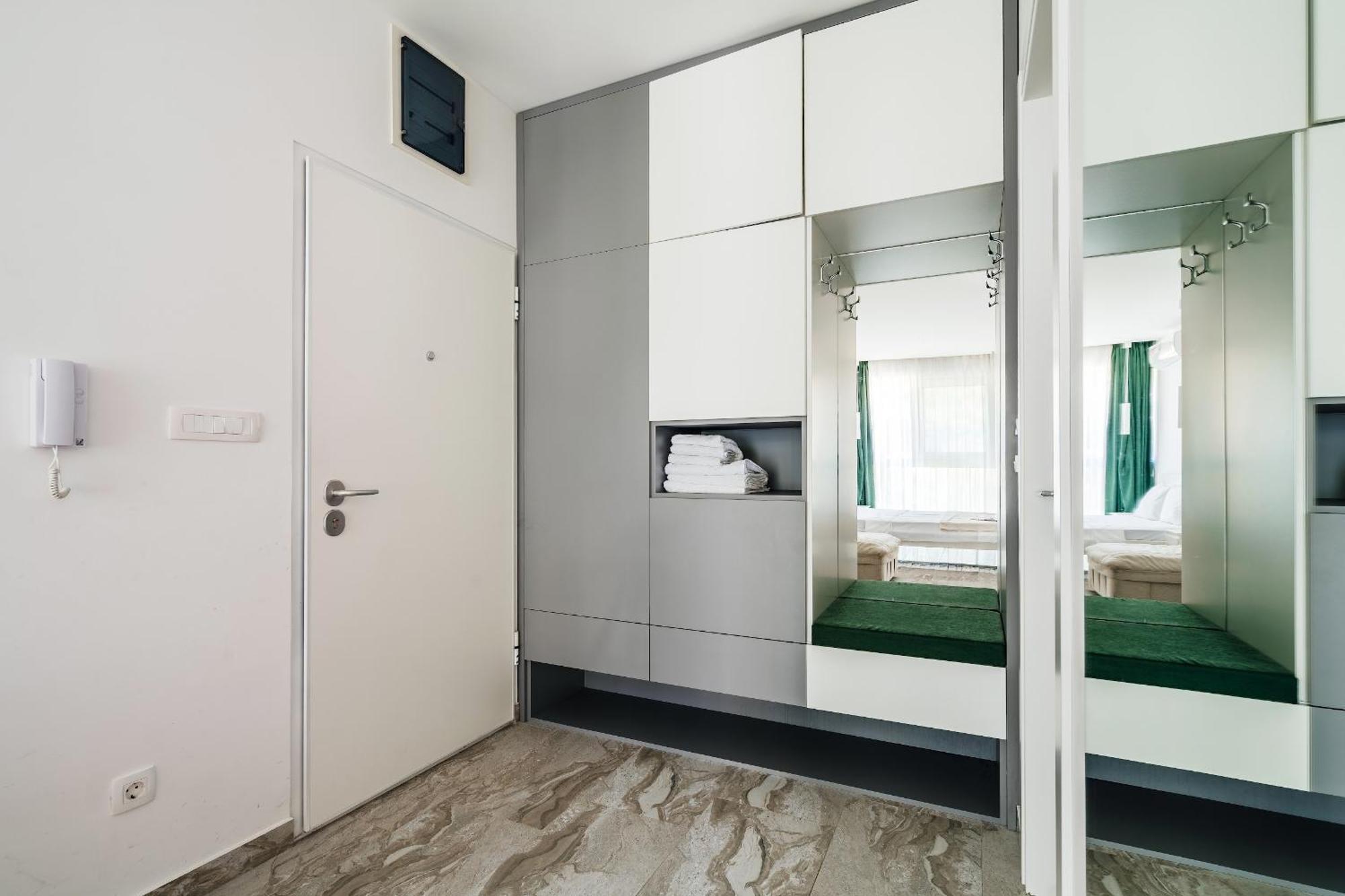 Aura Tower Aparments By In Property Rafailovici Exterior photo